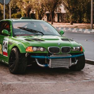 Auto ohne Stoßstange Kühler sichtbar